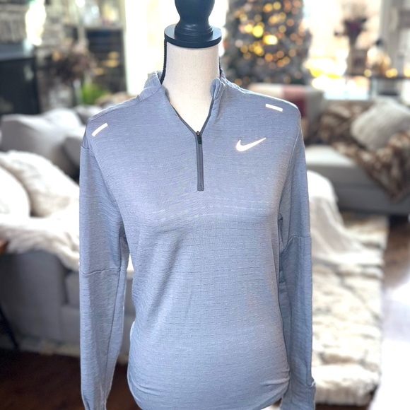 NIKE Small Women’s Light Gray Therma-Fit Pullover - Picture 3 of 5